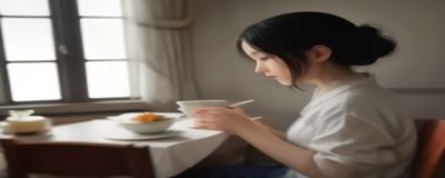 约会场合美女性感穿搭参考，丝绒吊带裙搭配小外套，餐厅暖光环境，整体氛围温柔而有魅力